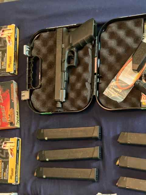 Glock G40 MOS 10mm +ammo/extras