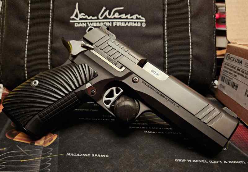 Dan Wesson DWX Commander Cajun Custom lots extras