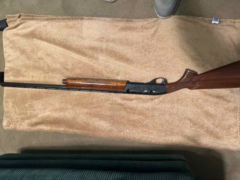 Remington 1100 semi auto 20 gauge like new condi