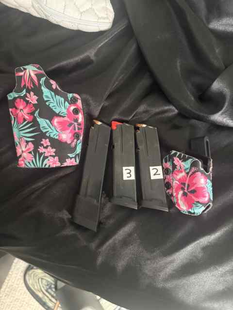 Sig p365 QVO HOLSTER AND 3 MAGS