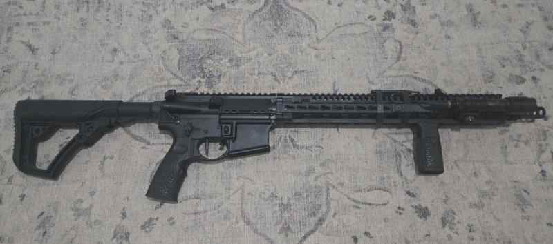 Daniel Defense DDM4v11 - 5.56 - Surefire Included