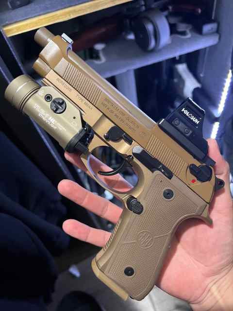 Beretta M9A4 FDE w/Extras