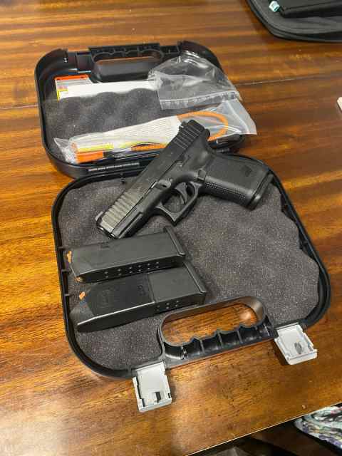 Glock 19 gen 5 w/night sights 
