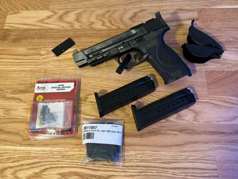 S&amp;W Performance Center M&amp;P 2.0 5&quot; with accessories