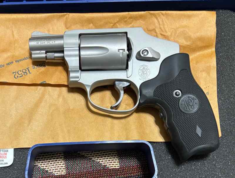 S&amp;W Model 642 Crimson Trace Lasergrip  38 Sp +P