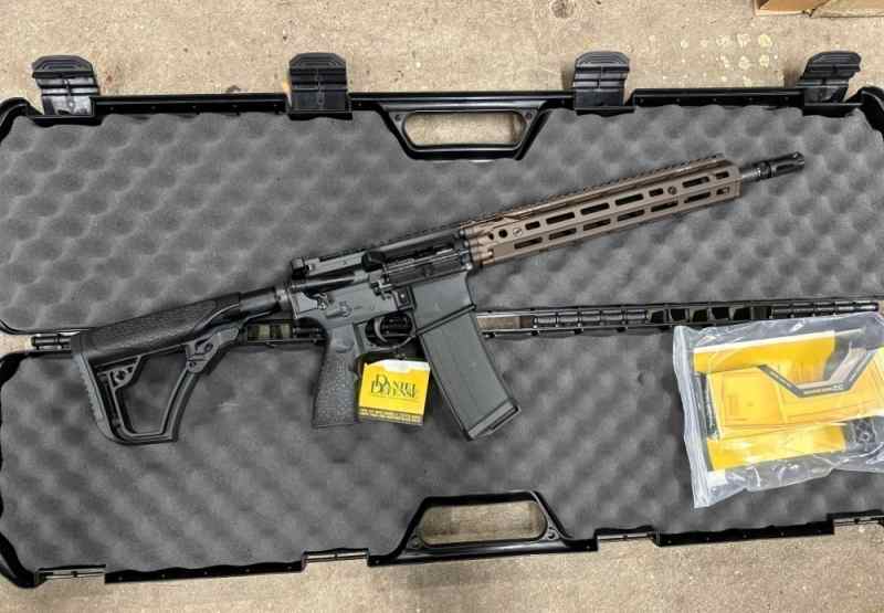 Daniel Defense M4A1 FDE/Black 5.56mm NATO 14.5&quot;