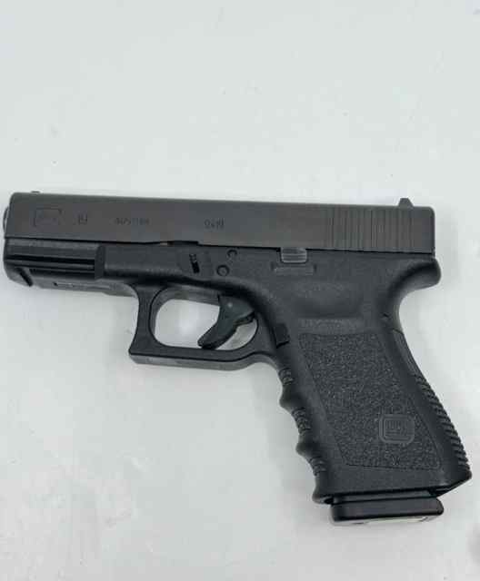 Glock 19, 9mm neatly used in box 