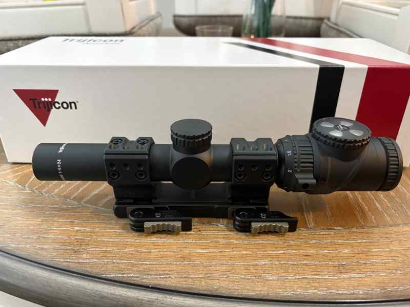 Trijicon AccuPoint 1-6x24 tr25 Spuhr 1.5 qd mount 
