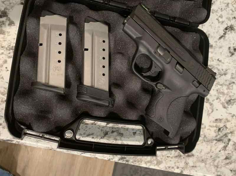 Smith &amp; Wesson m&amp;p 40 shield with extras