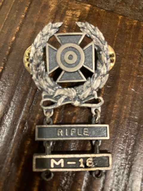 Vintage / Vietnam Marksmanship Pin